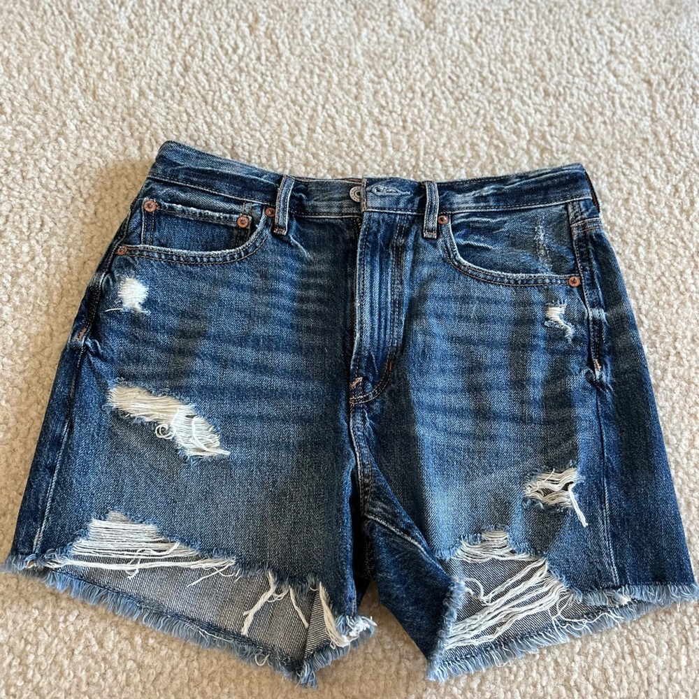Brand new NEVER WORN American Eagle Jean shorts!! Just don’t fit me anymore.